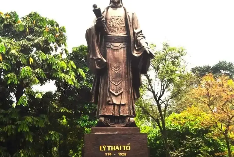 Statue Ly Thai To Hanoi
