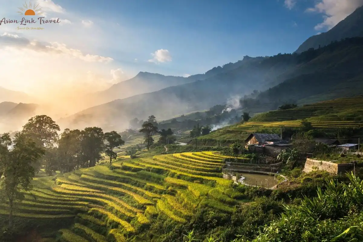 Hoàng hôn trên những thửa ruộng bậc thang vàng óng ở miền Bắc Việt Nam.