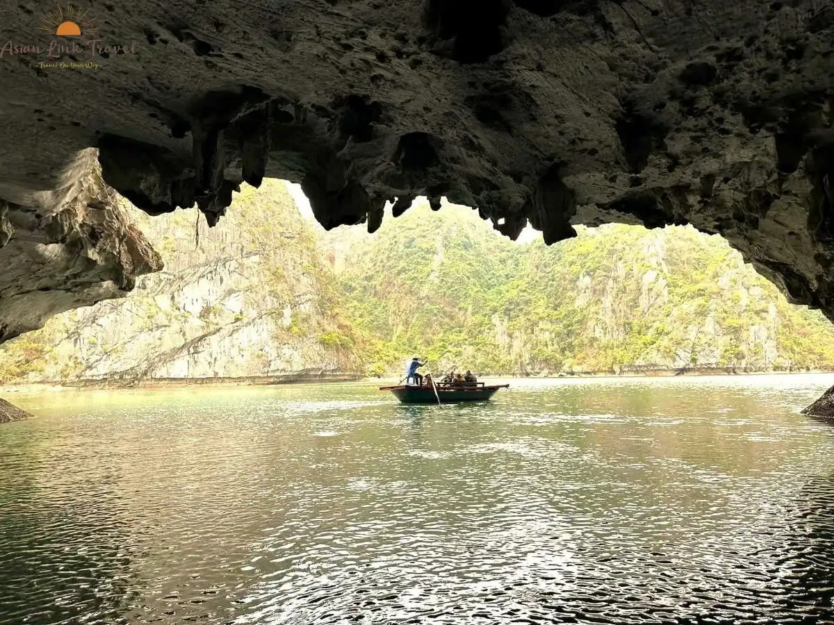 Chèo thuyền qua hang động Hạ Long
